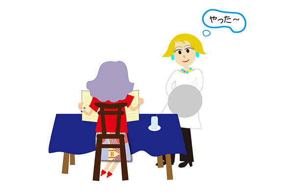 レストランの風景を描いたイラストです(illustration of restaurant) 。真ん中に４人掛けのテーブル。鮮やかな青のテーブルクロスが印象的です。テーブルには1人のご婦人が座っています。紫のヘアマニュキュアに、赤いサマードレス。おしゃれな人のようです。こちらに背を向けているので彼女の顔は見えませんが、後ろ姿はメニューを見ています。どうやら注文をしている様子。というもの注文を聞くウェイトレスの女性の心の声が「やったー」だからです。実は、このレストランでは新しい料理をみんなで考えて作りました。その注文第一号がこの時だったのです。このイラストは、矢嶋剛（やじ）の本『マーケティングは正直バナナ』の34ページからの引用です。無断転載掲載は禁止です。